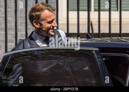 Downing Street, London, Großbritannien. Juli 2025. Der französische Präsident Emmanuel Macron verlässt die Downing Street nach dem Gipfeltreffen zwischen Großbritannien und Frankreich mit dem britischen Premierminister Keir Starmer auf Platz 10. Quelle: Amanda Rose/Alamy Live News Stockfoto