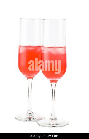 Kosmopolitischer Cocktail in Sektgläsern, gekühlt auf weißem Hintergrund Stockfoto