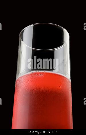 Kosmopolitischer Cocktail in Champagnergläsern, gekühlt auf weißem Schwarz Stockfoto