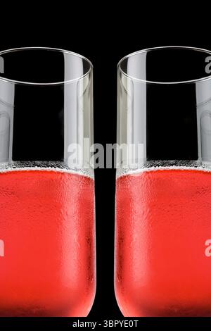 Kosmopolitischer Cocktail in Sektgläsern, gekühlt auf weißem Hintergrund Stockfoto