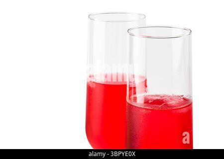 Kosmopolitischer Cocktail in Sektgläsern, gekühlt auf weißem Hintergrund Stockfoto
