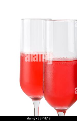 Kosmopolitischer Cocktail in Sektgläsern, gekühlt auf weißem Hintergrund Stockfoto