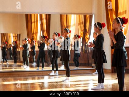Mädchen besuchen einen Tanzkurs im Mangyongdae Kinderpalast, DGC, Pjöngjang, Nordkorea Stockfoto