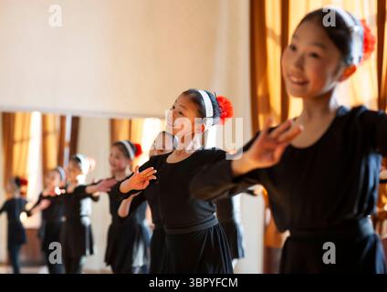 Mädchen besuchen einen Tanzkurs im Mangyongdae Kinderpalast, DGC, Pjöngjang, Nordkorea Stockfoto