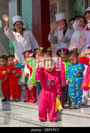 Nordkoreanische Kinder in einem Waisenhaus mit einer Krankenschwester, Südpyongan, Nampo, Nordkorea Stockfoto