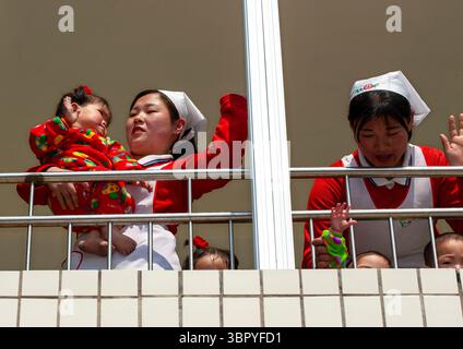 Nordkoreanische Kinder in einem Waisenhaus mit Krankenschwestern, Südpyongan, Nampo, Nordkorea Stockfoto