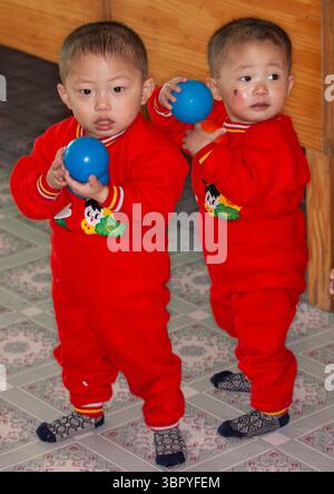 Nordkoreanische Kinder spielen in einem Waisenhaus in Südpyongan, Nampo, Nordkorea Stockfoto