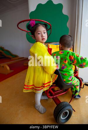 Nordkoreanisches Mädchen in einem Waisenhaus, Südpyongan, Nampo, Nordkorea Stockfoto