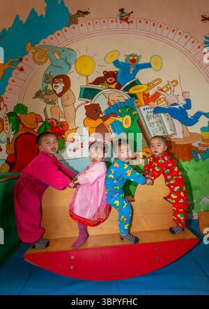 Nordkoreanische Kinder spielen in einem Waisenhaus in Südpyongan, Nampo, Nordkorea Stockfoto