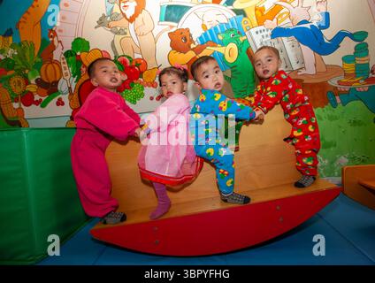 Nordkoreanische Kinder spielen in einem Waisenhaus in Südpyongan, Nampo, Nordkorea Stockfoto