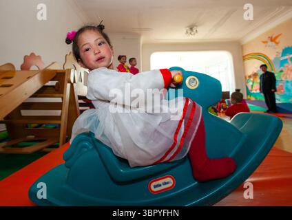 Nordkoreanisches Mädchen in einem Waisenhaus, Südpyongan, Nampo, Nordkorea Stockfoto