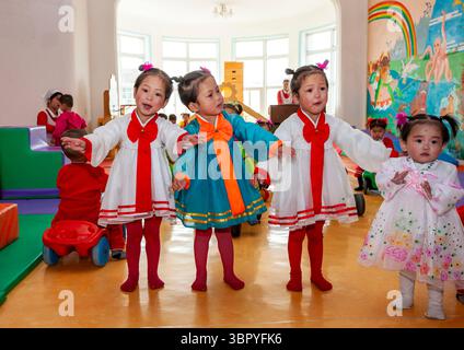 Nordkoreanische Drillinge in einem Waisenhaus, Südpyongan, Nampo, Nordkorea Stockfoto
