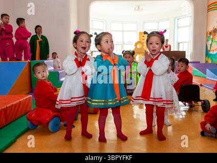 Nordkoreanische Drillinge in einem Waisenhaus, Südpyongan, Nampo, Nordkorea Stockfoto