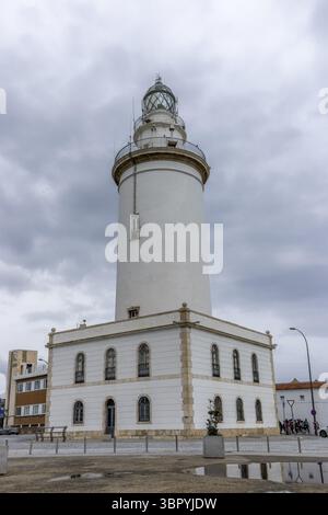 Leuchtturm La Farola de Malaga auf dem P.Âº de la Farola Platz am Eingang zum Hafen, Malaga, Andalusien, Spanien Stockfoto
