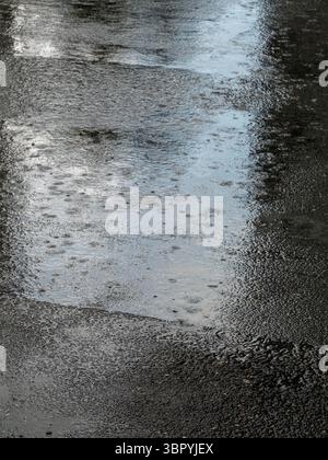 Starker Regen auf der Straße A, Nahaufnahme. Mit Pfützen. Stockfoto