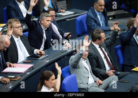 Deutscher Bundestag, 18. Plenarsitzung Abstimmung der CDU Fraktion zum Tagesordnungspunkt Zulassungsverfahren nach d. Bundes-ImmissionsschutzG bei der 18. Sitzung des Deutschen Bundestages in Berlin, 10.07.2025 Berlin Berlin Deutschland *** Deutscher Bundestag, 18 Plenartagung Abstimmung der CDU-Fraktion zum Tagesordnungspunkt Genehmigungsverfahren nach dem Bundesimmissionsschutzgesetz auf der 18. Tagung des Deutschen Bundestages in Berlin, 10 07 2025 Berlin Berlin Deutschland Stockfoto