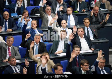 Deutscher Bundestag, 18. Plenarsitzung Abstimmung der AfD Fraktion zum Tagesordnungspunkt Zulassungsverfahren nach d. Bundes-ImmissionsschutzG bei der 18. Sitzung des Deutschen Bundestages in Berlin, 10.07.2025 Berlin Berlin Deutschland *** Deutscher Bundestag, 18 Plenartagung Abstimmung der AfD-Fraktion zum Tagesordnungspunkt Genehmigungsverfahren nach dem Bundesimmissionsschutzgesetz auf der 18. Tagung des Deutschen Bundestages in Berlin, 10 07 2025 Berlin Berlin Deutschland Stockfoto