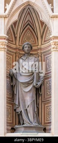 FLORENZ, ITALIEN - 17. MÄRZ 2025: Die Bronzestatue St. Stephan an der Fassade von Orsanmichele von Lorenzo Ghiberti (1428). Stockfoto