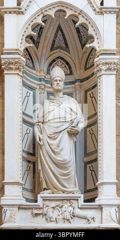 FLORENZ, ITALIEN - 17. MÄRZ 2025: Die Statue St. Eligius an der Fassade von Orsanmichele von Nanni di Banco (1411 - 1415). Stockfoto