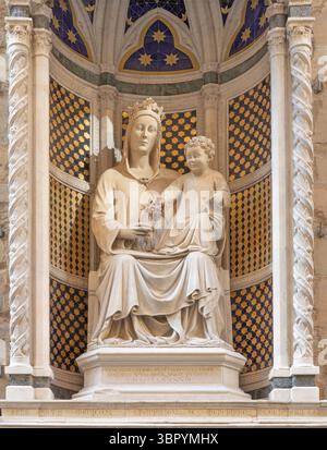 FLORENZ, ITALIEN - 17. MÄRZ 2025: Die Marmorstatue Madonna der Rose an der Fassade von Orsanmichele von Pietro di Giovanni Tedesco (1399). Stockfoto