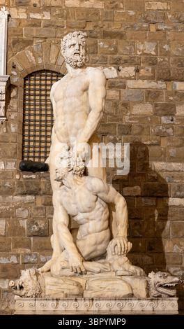 FLORENZ, ITALIEN - 17. MÄRZ 2025: Die Statue von Herkules und Caco vor dem Palazzo Vecchio auf der Piazza della Signoria von Baccio Bandinelli (1534). Stockfoto