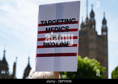 London, Großbritannien. 10. Juli 2025. Gesundheitspersonal versammelt sich auf dem Parlamentsplatz in Solidarität mit den in Gaza getöteten Menschen. Eine Koalition von Gruppen, die die Lobbyarbeit von Abgeordneten organisieren, um ein Ende der Tötung von Kindern in Gaza zu fordern, schließen sich diese Woche Mitarbeitern der British Medical Association (BMA) an, um ihre Forderung nach einem Ende der Angriffe auf Gesundheitspersonal und Einrichtungen in Gaza hinzuzufügen. Mehr als 1.400 Beschäftigte im Gesundheitswesen wurden von israelischen Truppen in Gaza getötet und ein Großteil der Gesundheitsinfrastruktur zerstört, während medizinische Versorgung nicht in das besetzte Gebiet eindringen kann. Quelle: Ron Fassbender/Alamy Live News Stockfoto