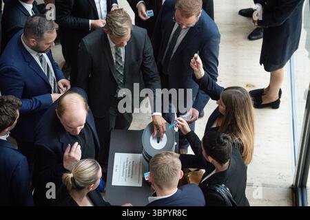 Deutscher Bundestag, 18. Plenarsitzung Hendrik Streeck CDU bei der namentlichen Abstimmung zum Thema Enquete-Kommission: Aufarbeitung der Corona-Pandemie bei der 18. Sitzung des Deutschen Bundestages in Berlin, 10.07.2025 Berlin Berlin Deutschland *** Deutscher Bundestag, 18 Plenarsitzung Hendrik Streeck CDU während der namentlichen Abstimmung zum Thema Enquete-Kommission zur Corona-Pandemie auf der 18. Sitzung des Deutschen Bundestages in Berlin, 10 07 2025 Berlin Deutschland Stockfoto