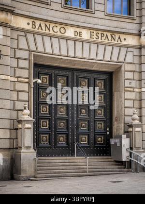 Die imposante Steinfassade und die sicheren Türen des Banco de España (Bank of Spain) Gebäudes im Zentrum von Barcelona, Spanien. Stockfoto