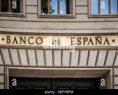 Der Name „Banco de España“ (Bank von Spanien) wurde in Stein an der Fassade des historischen und imposanten Zentralbankgebäudes in Barcelona, Spanien, gemeißelt. Stockfoto