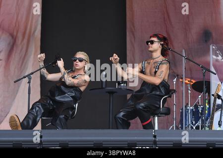 UK. Juni 2025. SHEPTON MALLET, ENGLAND - 27. JUNI: Paco Amaroso und Ca7riel von „Ca7riel and Paco Amaroso“ treten am 27. Juni 2025 auf dem Glastonbury Festival, Worthy Farm, Pilton, in Shepton Mallet, England auf.CAP/MAR © MAR/Capital Pictures Credit: Capital Pictures/Alamy Live News Stockfoto