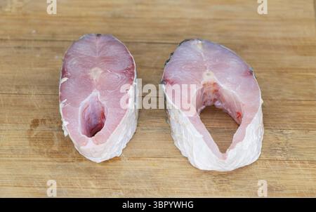 Roher Fisch, isoliert auf weißem Hintergrund, Rohu Fisch oder Rui Fisch Stockfoto