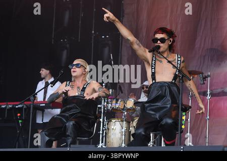 UK. Juni 2025. SHEPTON MALLET, ENGLAND - 27. JUNI: Paco Amaroso und Ca7riel von „Ca7riel and Paco Amaroso“ treten am 27. Juni 2025 auf dem Glastonbury Festival, Worthy Farm, Pilton, in Shepton Mallet, England auf.CAP/MAR © MAR/Capital Pictures Credit: Capital Pictures/Alamy Live News Stockfoto