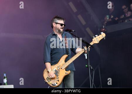 UK. Juni 2025. SHEPTON MALLET, ENGLAND - 27. JUNI: Mick Quinn von 'Supergrass' tritt auf der Pyramid Stage beim Glastonbury Festival, Worthy Farm, Pilton, am 27. Juni 2025 in Shepton Mallet, England auf.CAP/MAR © MAR/Capital Pictures Credit: Capital Pictures/Alamy Live News Stockfoto