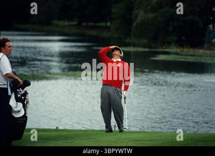 Costantino Rocca reagiert, nachdem er einen Chip am 18. Loch letzten Tag 930925 / DEM GLOCKENTURM verpasst hat. GROSSBRITANNIEN / FOTOMARKE NEWCOMBE / RYDER CUP 1993 PASST ZUM 1 Stockfoto