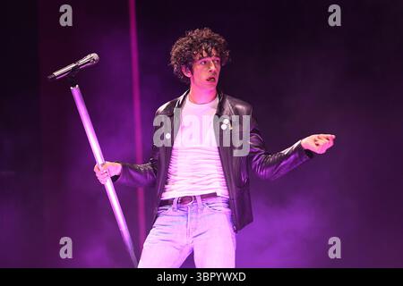 UK. Juni 2025. SHEPTON MALLET, ENGLAND - 27. JUNI: Matty Healy von 'The 1975' tritt auf der Pyramid Stage beim Glastonbury Festival, Worthy Farm, Pilton, am 27. Juni 2025 in Shepton Mallet, England auf.CAP/MAR © MAR/Capital Pictures Credit: Capital Pictures/Alamy Live News Stockfoto