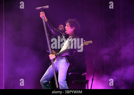 UK. Juni 2025. SHEPTON MALLET, ENGLAND - 27. JUNI: Matty Healy von 'The 1975' tritt auf der Pyramid Stage beim Glastonbury Festival, Worthy Farm, Pilton, am 27. Juni 2025 in Shepton Mallet, England auf.CAP/MAR © MAR/Capital Pictures Credit: Capital Pictures/Alamy Live News Stockfoto