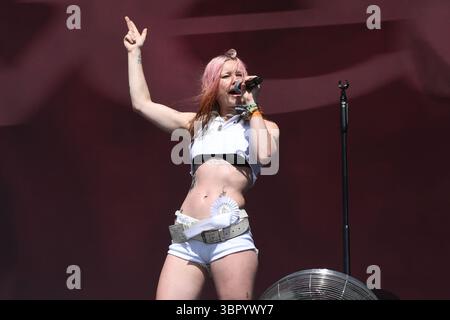 UK. Juni 2025. SHEPTON MALLET, ENGLAND - 27. JUNI: Rhian Teasdale von „Wet Leg“ tritt am 27. Juni 2025 auf der anderen Bühne beim Glastonbury Festival, Worthy Farm, Pilton, in Shepton Mallet, England auf.CAP/MAR © MAR/Capital Pictures Credit: Capital Pictures/Alamy Live News Stockfoto