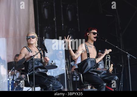 UK. Juni 2025. SHEPTON MALLET, ENGLAND - 27. JUNI: Paco Amaroso und Ca7riel von „Ca7riel and Paco Amaroso“ treten am 27. Juni 2025 auf dem Glastonbury Festival, Worthy Farm, Pilton, in Shepton Mallet, England auf.CAP/MAR © MAR/Capital Pictures Credit: Capital Pictures/Alamy Live News Stockfoto