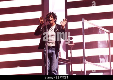 UK. Juni 2025. SHEPTON MALLET, ENGLAND - 27. JUNI: Matty Healy von 'The 1975' tritt auf der Pyramid Stage beim Glastonbury Festival, Worthy Farm, Pilton, am 27. Juni 2025 in Shepton Mallet, England auf.CAP/MAR © MAR/Capital Pictures Credit: Capital Pictures/Alamy Live News Stockfoto