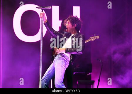 UK. Juni 2025. SHEPTON MALLET, ENGLAND - 27. JUNI: Matty Healy von 'The 1975' tritt auf der Pyramid Stage beim Glastonbury Festival, Worthy Farm, Pilton, am 27. Juni 2025 in Shepton Mallet, England auf.CAP/MAR © MAR/Capital Pictures Credit: Capital Pictures/Alamy Live News Stockfoto