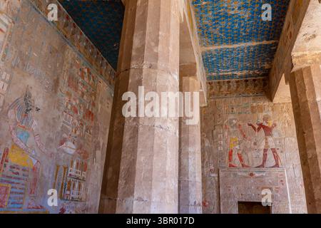 Detail der Säulenhalle des Tempels der Hatschepsut, mit der reichen Wanddekoration Luxor Stockfoto