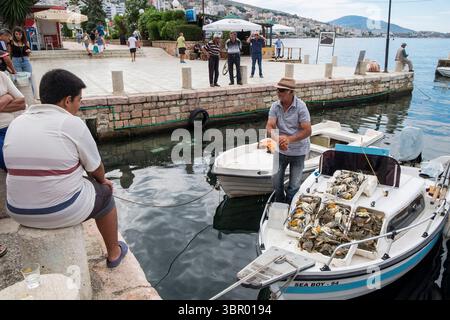 Albanien. Sarande. Fischer Stockfoto