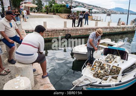 Albanien. Sarande. Fischer Stockfoto