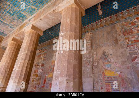 Detail der Säulenhalle des Tempels der Hatschepsut, mit der reichen Wanddekoration Luxor Stockfoto