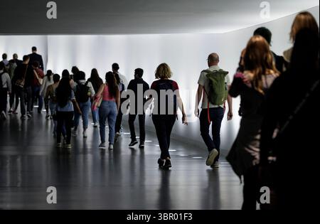 Besucher und Mitarbeiter wurden in einem unterirdischen Verbindungsgang im Reichstag fotografiert. Stockfoto