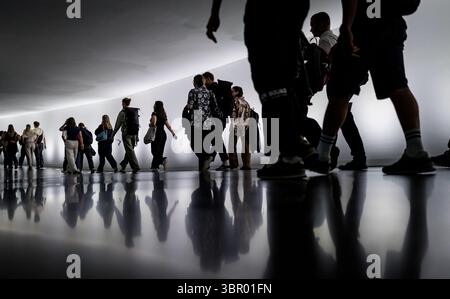 Besucher und Mitarbeiter wurden in einem unterirdischen Verbindungsgang im Reichstag fotografiert. Stockfoto