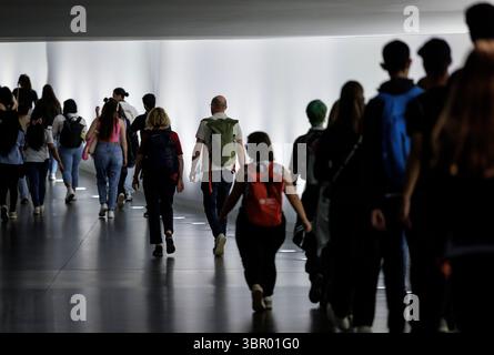 Besucher und Mitarbeiter wurden in einem unterirdischen Verbindungsgang im Reichstag fotografiert. Stockfoto