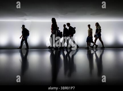Besucher und Mitarbeiter wurden in einem unterirdischen Verbindungsgang im Reichstag fotografiert. Stockfoto