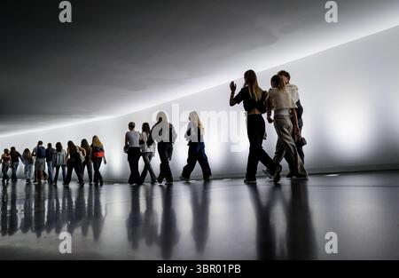 Besucher und Mitarbeiter wurden in einem unterirdischen Verbindungsgang im Reichstag fotografiert. Stockfoto
