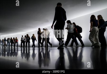 Besucher und Mitarbeiter wurden in einem unterirdischen Verbindungsgang im Reichstag fotografiert. Stockfoto